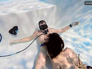 Sex în grup sub apă cu Eva Sasalka, adică oral și orgie în piscină cu o unguroaică 18+