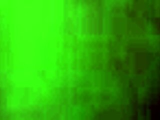 Şişman olgun kadın devasa memeleri arasında yarığı siliyor