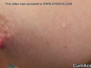 Modelo loca traga semen en blowbang facial intenso