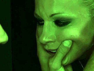 예쁜 Trinity, 묶인 상태로 강렬한 노예 훈련과 분출 오르가즘 1부