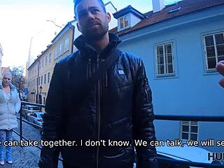 Развратная милф из Hooters трахается с незнакомцем для адреналина