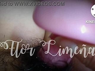 משחקת לבד בעבודה עם כוס רטובה