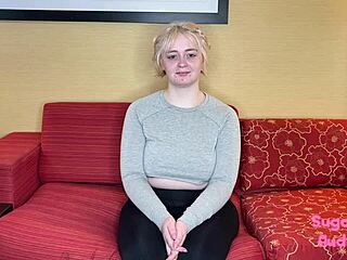 היי תסתכלו על אודישן דיפת'רוט של אנה עם גרון עמוק והקאות רבות