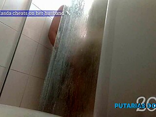 Fazendo sexo escondindo com rapaz que veio concerta o chuveiro