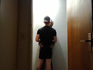 câmeras flagram amigos se pegando no corredor após academia