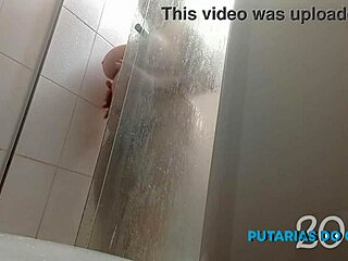 Fazendo sexo escondindo com rapaz que veio concerta o chuveiro