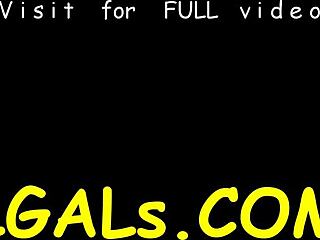 Kaksi kaunotarta leikkii intensiivisesti dildolla märässä vava-masturbaatiossa