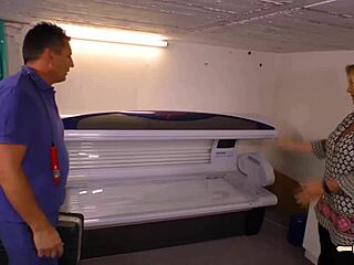 ربة منزل ألمانية شقراء تخون في فيديو منزلي تحصل على كسها مثقوب من قبل هاو أوروبي مقابل نقود مع مصة.