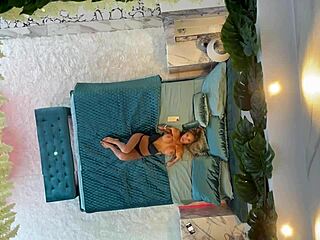 Monika Fox posiert nackt auf dem Bett