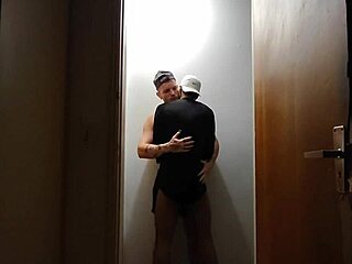 câmeras flagram amigos se pegando no corredor após academia