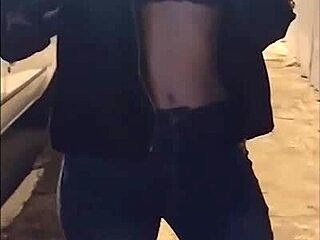 Latina Teen Bate Publico With Peitos De Fora