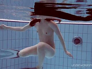 Aku Lihat Roxalana Cheh Telanjang Bawah Air Kolam Renang