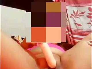 enormes chorros se saca de pussy mojada con dedos