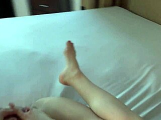 يا رجل، رجلان يحفران مؤخرة هذه الفتاة الروسية القوية!