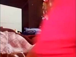 enormes chorros se saca de pussy mojada con dedos