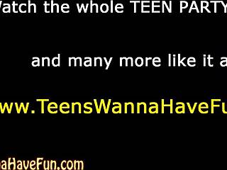 Amaterska najstnica dobi lepljiv obrazni izliv na divji zabavi POV