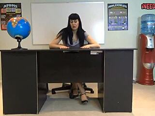 Hey küçük, annenin seni aşağılamak için bebek bezin hazır!