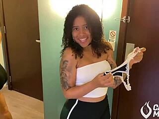 experimentei minha calcinha minúscula que não tampava meu cuzinho - esfregando calcinha na buceta - calcinha melada