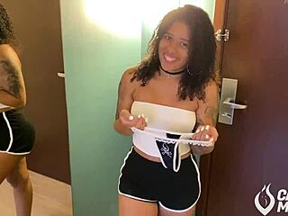 experimentei minha calcinha minúscula que não tampava meu cuzinho - esfregando calcinha na buceta - calcinha melada