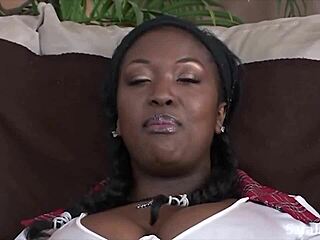 Sara Jay dives into pussy!