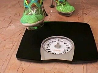 big booty ebony bbw milf stretches her tight asshole open