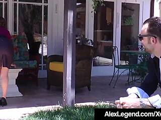 Nadržená realitní makléřka Krissy Lynn svádí klienta Alexe Legenda venku