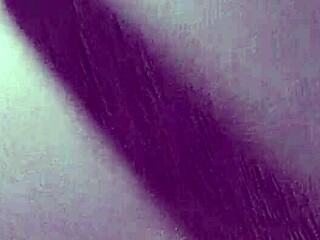 Fiatal srác játszadozik a farkával és megmutatja a segget, nézni akarod?