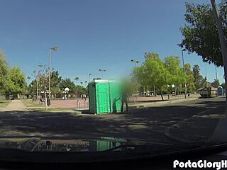 Hej, hočeš sesati kurca na javnem gloryholeu, milf?