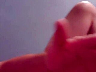 Fiatal srác játszadozik a farkával és megmutatja a segget, nézni akarod?