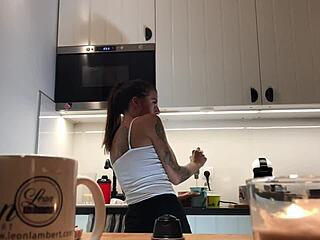 Skrivena kamera hvata Sylviju bez grudnjaka, savršene sise i neverovatne bradavice u kuhinji.