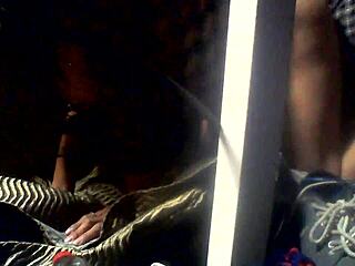 Debelušna Navajo Tiff nagnjena v perilicah za doggy