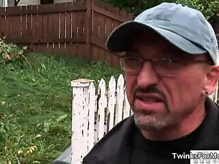 Esses novinhos sexy mergulham numa sessão de boquete gay hardcore juntos