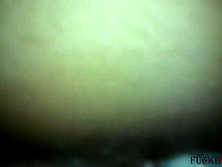 Chica de al lado gime durante un creampie anal en la cama del dormitorio