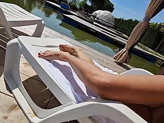 Dia sodok kontol gede ke mulutku ngentot pas berjemur pt1