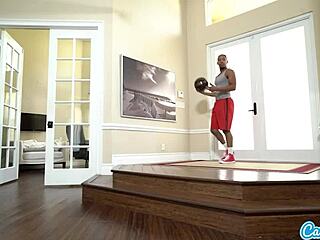 Chytla jsem svého černého nevlastního syna ve vaně a nemohla jsem odolat, MILFka ho ošukala