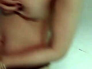 E Trang Nguyen Exposes Pussy During Bath On Bigo