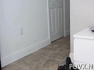 Миниатюрная девка показывает тугое тело в реальном POV