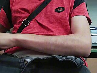 Pekerja kurus muda 18+ kocok batang besar di meja pejabat, risiko kena tangkap bos