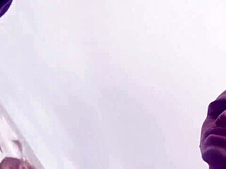 Damn! Novinha rabuda caught flashing at beach!