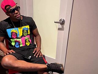 Slutty Babe Iluvshauna Spreads Legs