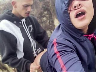 Damn! Novinha rabuda caught flashing at beach!