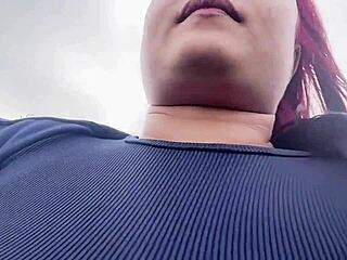 Damn! Novinha rabuda caught flashing at beach!