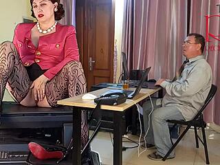 Segretaria gigante seduce il capo, mostrando figa e tette mentre si masturba!