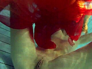 Nastya zieht Bikini aus und zeigt kleinen nackten brünetten Körper im Außenpool