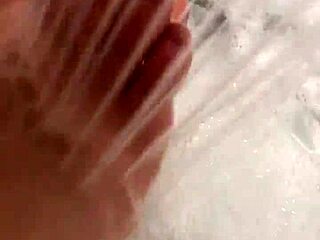 הונגריה חמודה מורידה ניילון לסקס רגליים במקלחת