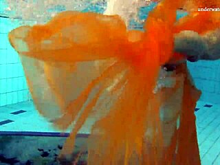 Nastya zieht Bikini aus und zeigt kleinen nackten brünetten Körper im Außenpool