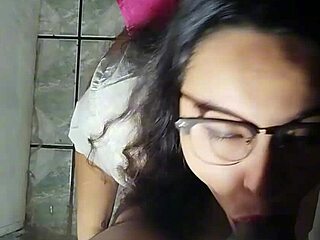 Fuck face - nerd vagabunda tendo a boca fodida e recebendo porra na cara