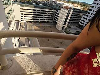 बड़ी गंद और छातियों वाली लातीना सार्वजनिक में दोस्तों से टैग टीम चुदाई लेती है