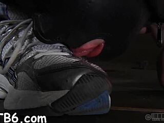 笼中美女忍受对她光滑屁股的猛烈鞭打