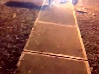 encuentro una inocente culona en el parque, acepta follar en un motel por dinero